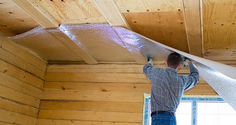 Купить пароизоляцию для потолка. Подшивка мембраны к потолку. Пароизоляция потолка изнутри помещения. Минеральная вата и пароизоляция на деревянном потолке. Как крепить пароизоляцию на потолок внутри помещения.